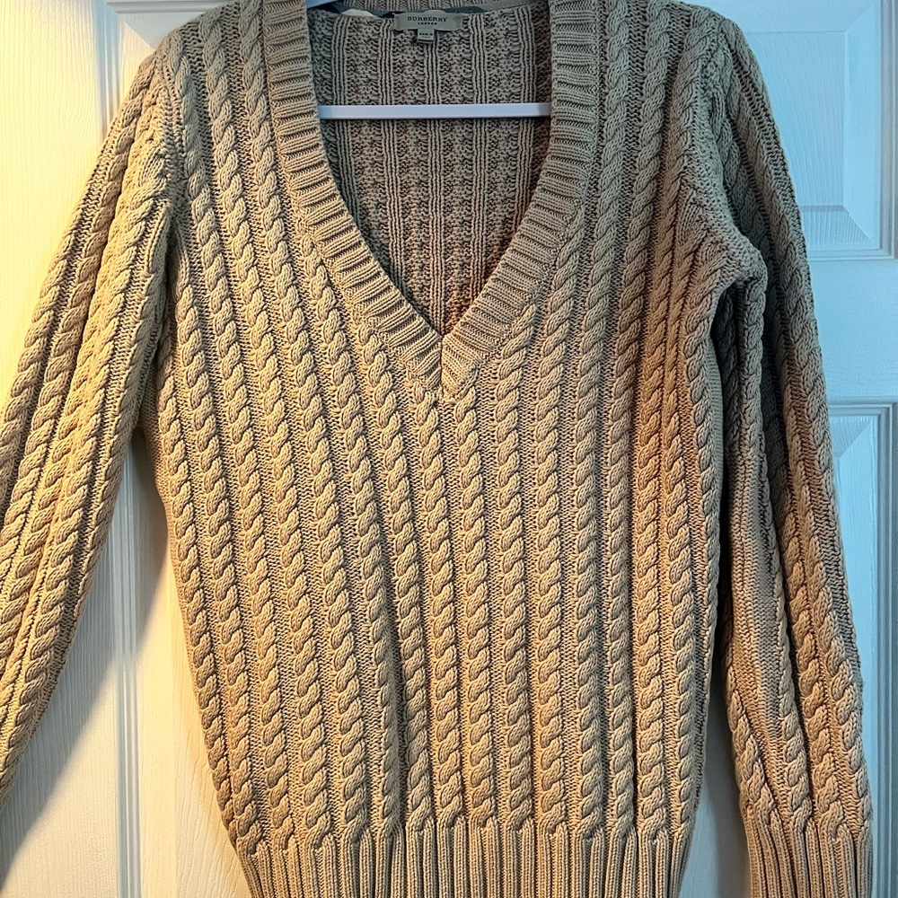 Vintage women’s Burberry sweater, size large, in great condition!!!